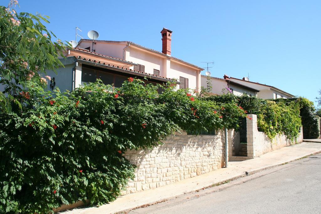 Apartments Mare Pula Cameră foto